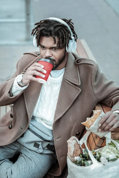 Sıcak kahve içme rahat Uluslararası delikanlı