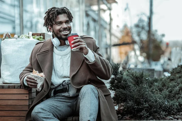 Tomando Descanso Encantado Hombre Morena Expresando Positividad Mientras Está Sentado — Foto de Stock