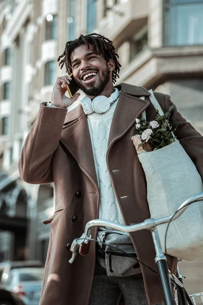 Neşeli koyu tenli adam hoş sohbet