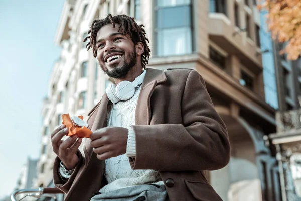 Esmer erkek zevk yürüyüş şehir merkezinde memnun