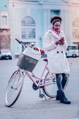 Gizemli kız sevgilisinden çıkıyor