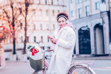 Yüzünde gülümseme tutmak sevimli kıvırcık saçlı erkek