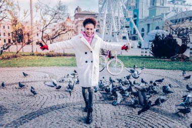 Neşeli genç bayan kameraya bakıyor.