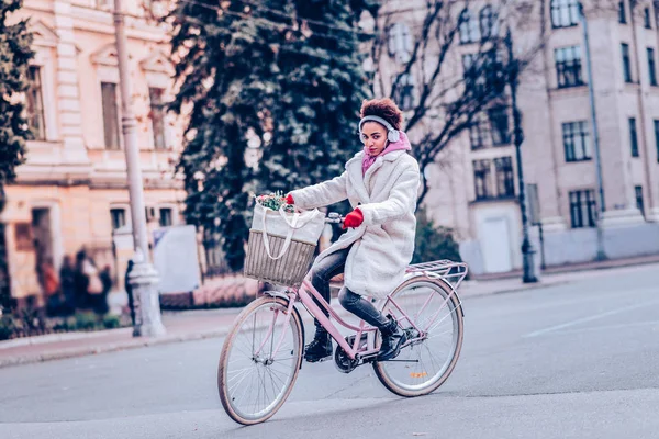 Modernější ženská osoba jezdit na kole — Stock fotografie