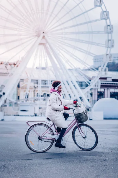 Zevk ile vakit rahat genç kadın