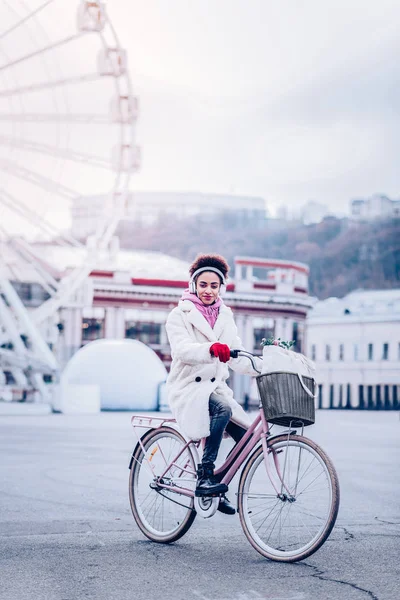 Tür kıvırcık saçlı Afrikalı kadın kameraya poz