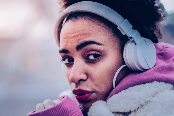 Emocional jovem mulher posando na câmera — Fotografia de Stock