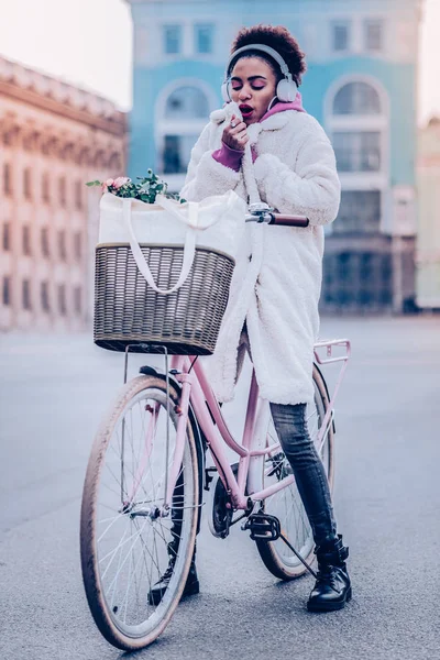 Ürünler sepet içinde tutmak dikkatli genç kadın