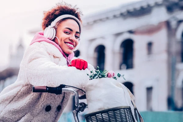 Güzel esmer erkek doğruca kameraya bakıyor