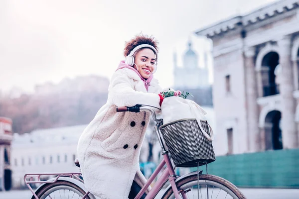 Joven morena alegre disfrutando de su paseo en bicicleta — Foto de Stock