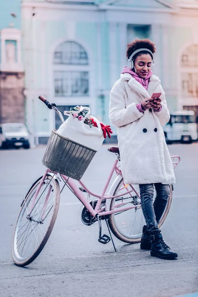 Gizemli kız sevgilisinden çıkıyor