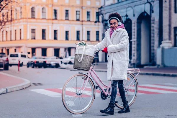 Pozitivní radost holka chodit s radostí sám — Stock fotografie