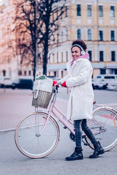 Feliz persona femenina internacional caminando en el centro de la ciudad — Foto de Stock