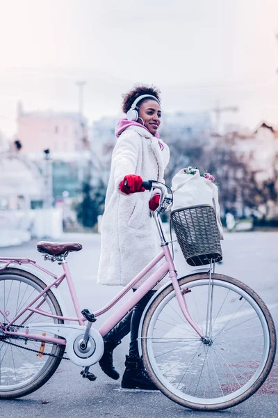 Ładna Brunetka kobieta spaceru z jej rower — Zdjęcie stockowe
