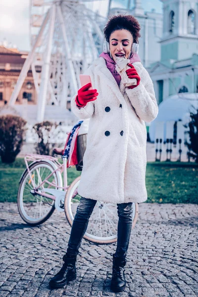 Linda chica comiendo doner mientras camina en la calle —  Fotos de Stock