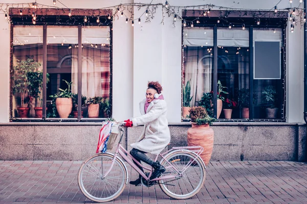 Neşeli Uluslararası kız onu hafta sonu zevk ile harcama