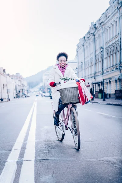 Olumlu memnun esmer erkek doğruca kameraya bakıyor