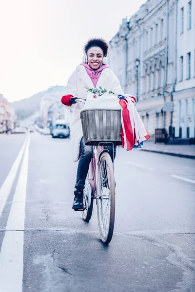 Zevk ile hafta sonu harcama büyüleyici genç erkek