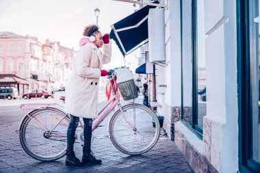 Sol kol alın dokunmadan süre yükselterek çekici esmer
