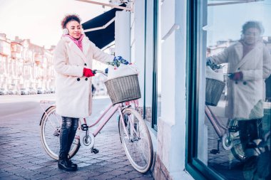Sevimli kadın kişi yüzündeki gülümseme tutmak
