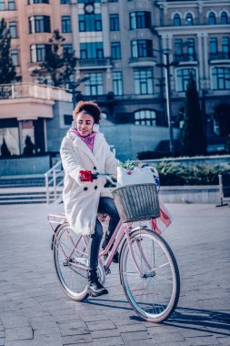 Genç ve güzel kadın binicilik bisiklet meydanında