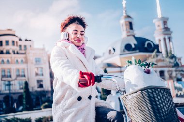 Kameraya bakan mutlu bir kız.
