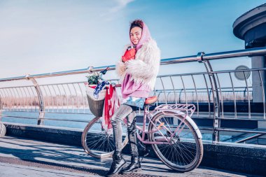 Muhteşem uluslararası kadın insan kameraya bakıyor