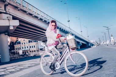 Güzel esmer kadın koyarak kolu çubuğunda eller