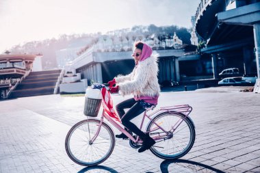 Şık kadın kişi parkta hafta sonları harcama