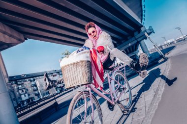 Yürüyüş sırasında eğlenmek güzel Uluslararası kız