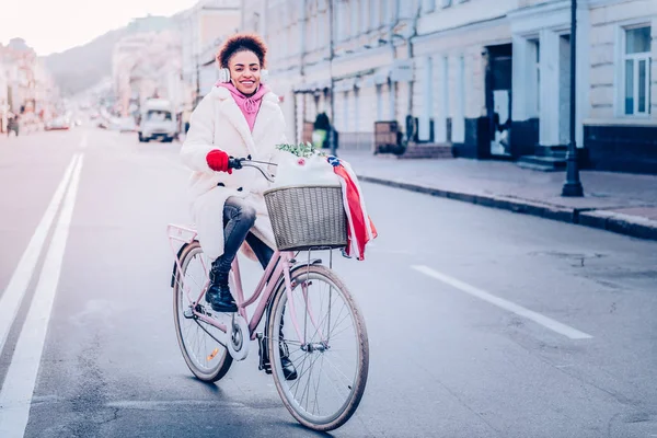 Positiv erfreute Frau auf ihrem Fahrrad — Stockfoto