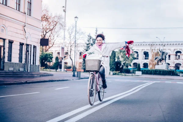 Pozytywny przyjemność brunetka dziewczyna jazdy na rowerze — Zdjęcie stockowe