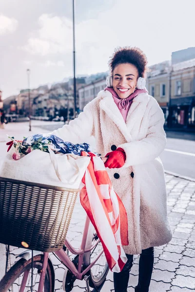 Bisiklet duran şirin esmer kadın kişi