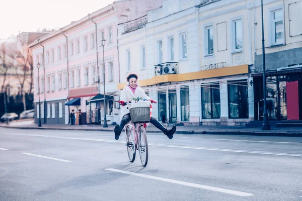 Radostné ženská osoba jedoucí na kole s radostí — Stock fotografie