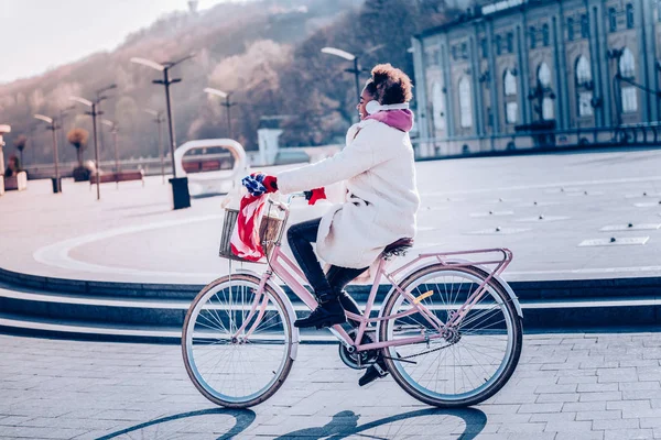 Linda morena sentada en su bicicleta — Foto de Stock