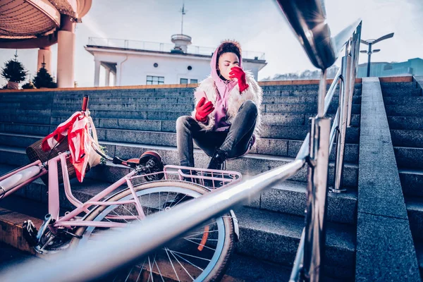 Increíble persona femenina disfrutando del café en la calle —  Fotos de Stock