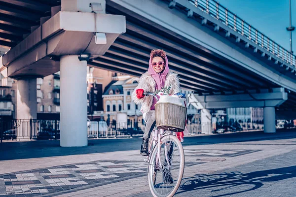 Roztomilá dívka mezinárodní jedoucí na kole na ulici — Stock fotografie
