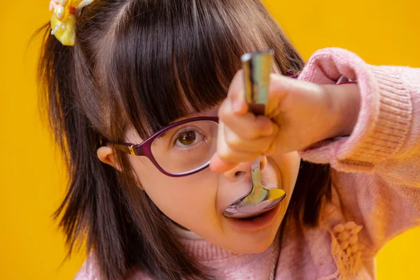 Adorable chica joven con ojos marrones que sufren de síndrome de Down —  Fotos de Stock