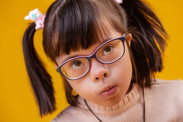Criança bonita incomum com cabelo curto tendo inclinado os olhos — Fotografia de Stock