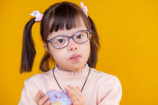 Curioso niño bonito con anomalías cromosómicas que se desmorona —  Fotos de Stock