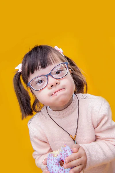 Niño pequeño interesado en usar anteojos claros y tener la boca llena — Foto de Stock