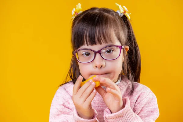 Enfant inhabituel aux cheveux courts avec de gros yeux bruns mangeant des collations malsaines — Photo