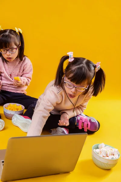 Eating Bowl Two Sisters Mental Disorder Playing Laptop While Being — Stock Photo, Image