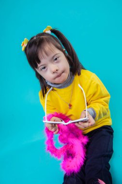 Güneş gözlüğü alarak. Sıra dışı özelliklere sahip ve stüdyo katta oturan ruhsal bozukluk ile olağandışı esmer kız