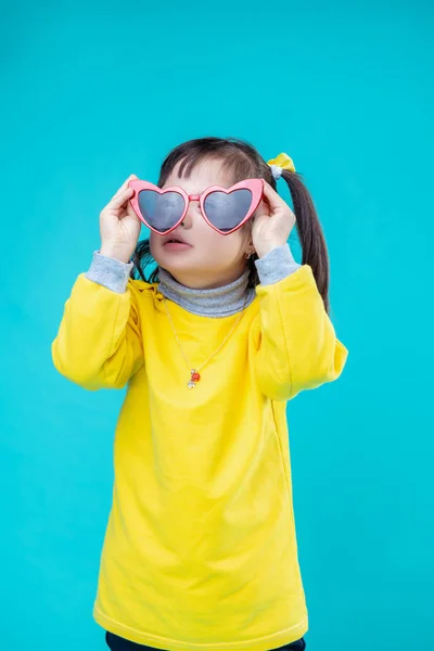 Posando Gafas Adorable Chica Brillante Con Síndrome Bajando Gafas Cara —  Fotos de Stock