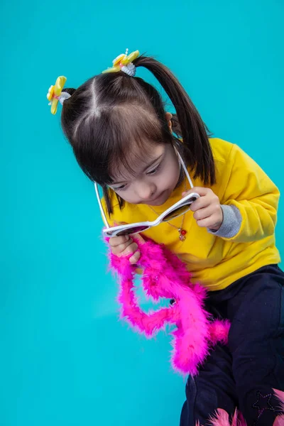 Llevando Gafas Sol Curiosa Niña Morena Con Síndrome Quitándose Las — Foto de Stock