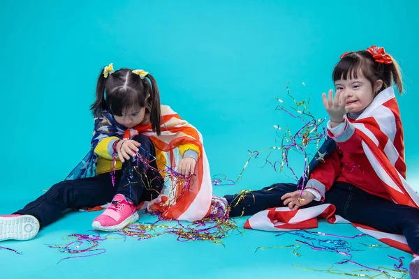 Dos chicas divertidas jugando con la decoración de papel de aluminio —  Fotos de Stock
