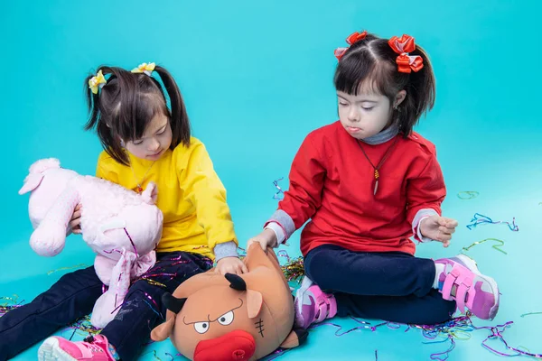 Atractivo gemelos pasando tiempo junto con peluche juguete —  Fotos de Stock