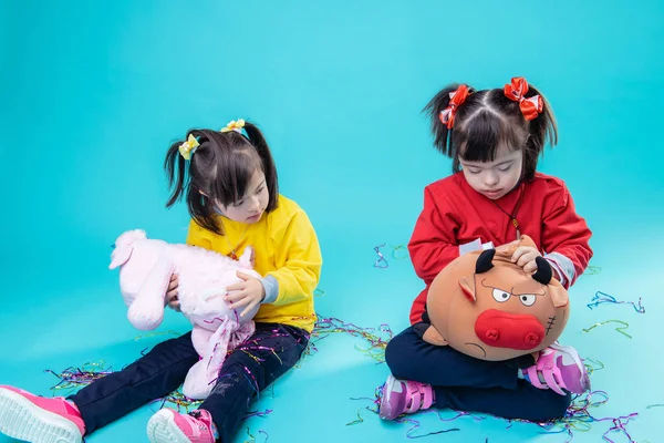 Curiosos niños morenos tratando con juguetes de rodillas —  Fotos de Stock