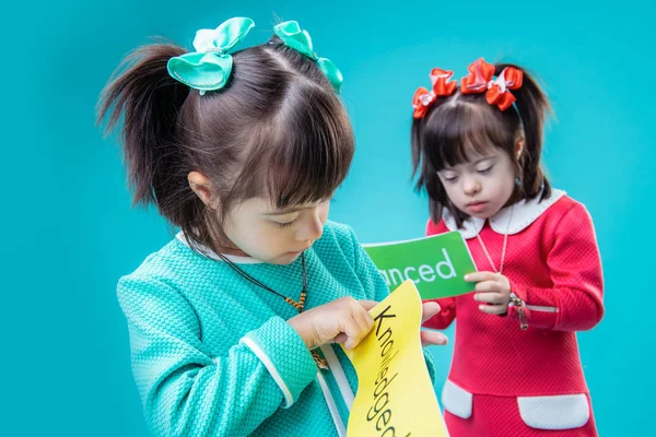 Señoritas curiosas observando carteles con palabras —  Fotos de Stock